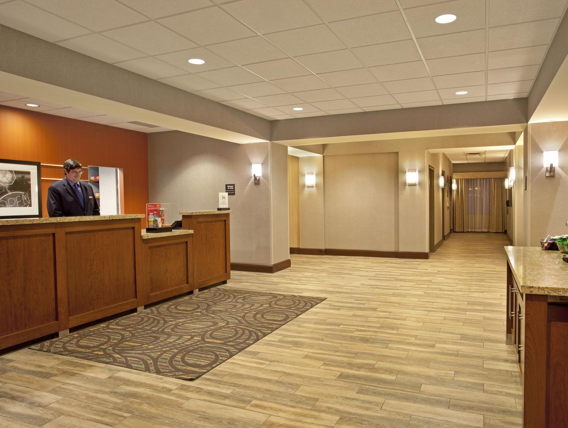 Hampton Inn & Suites Minneapolis St. Paul Airport - Mall Of America Bloomington Exterior photo
